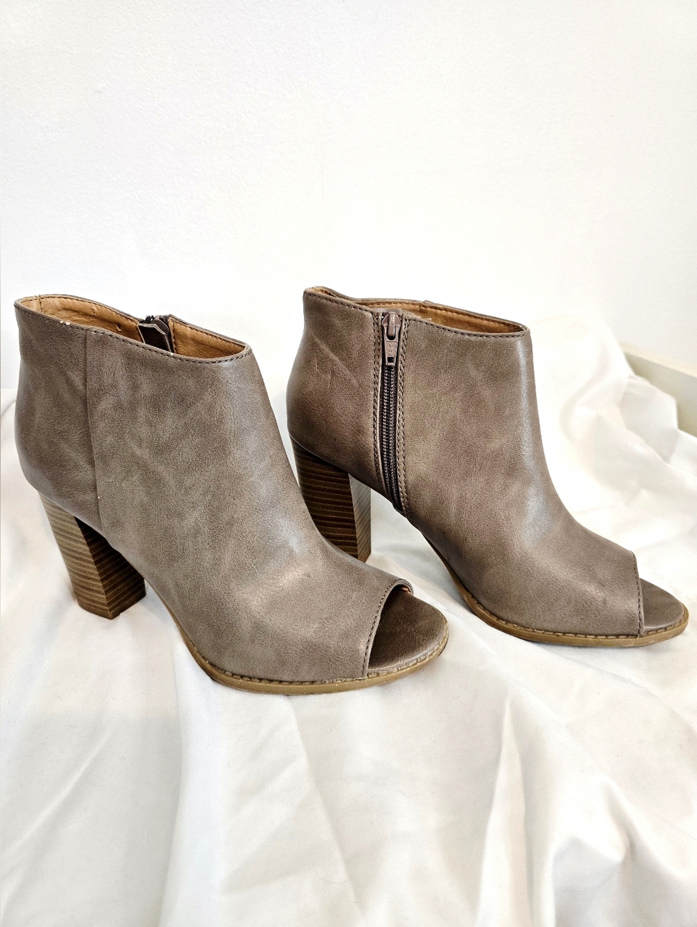Report Rowdy Peep Toe Ankle Booties Taupe Block Heel Zip Women’s Size 9 - Picture 3 of 8